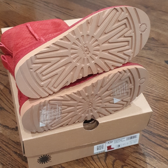 Brand new Uggs Classic Short Honeycomb Youth 3 red - Picture 12 of 12